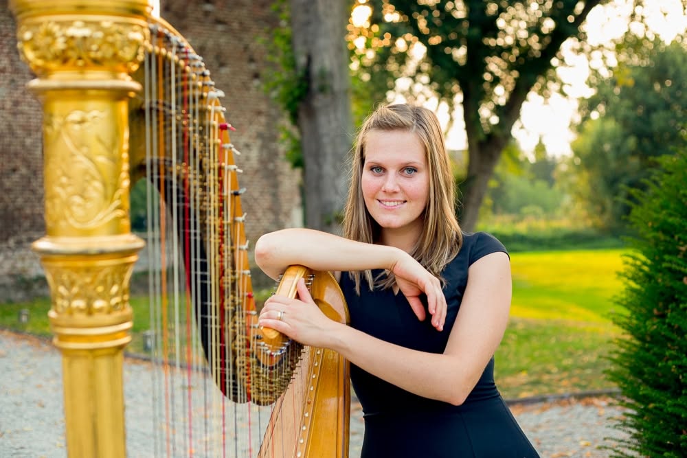 Alexandra Janzen mit ihrer Harfe